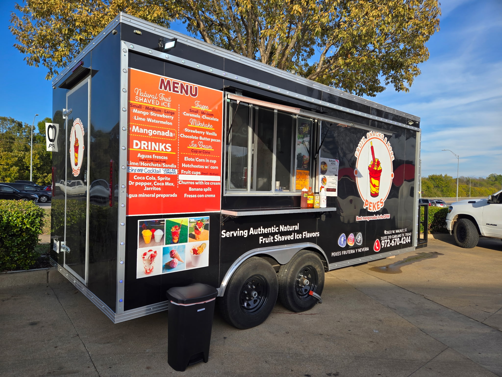 Pekes Fruteria Y Neveria food trailer