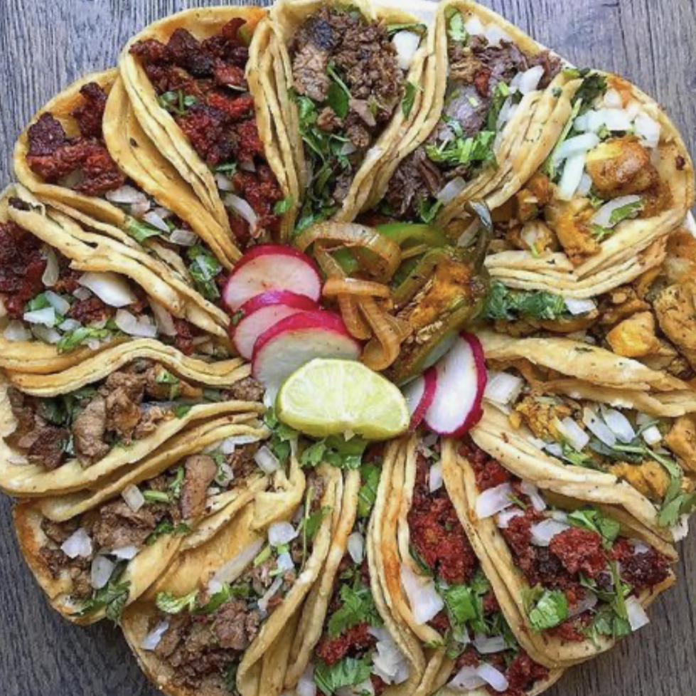 Plato de tacos variados para catering